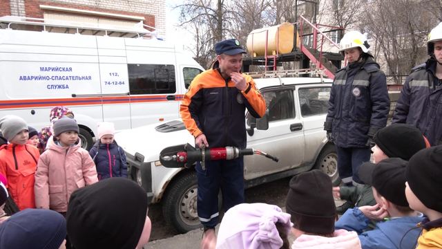 В Йошкар-Оле спасатели рассказали первоклассникам о своей работе