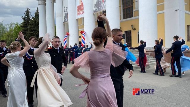 Юные йошкаролинцы закружились в вальсе