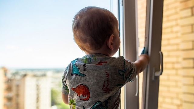 В Йошкар-Оле с начала года 4 ребенка выпали из окна