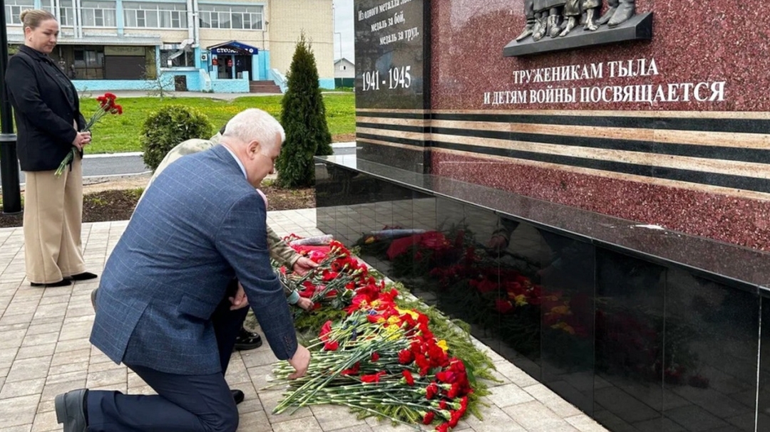 Сенатор Сергей Мартынов возложил цветы к мемориалу труженикам тыла в Марий Эл