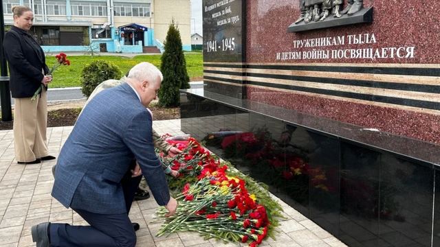 Сенатор Сергей Мартынов возложил цветы к мемориалу труженикам тыла в Марий Эл