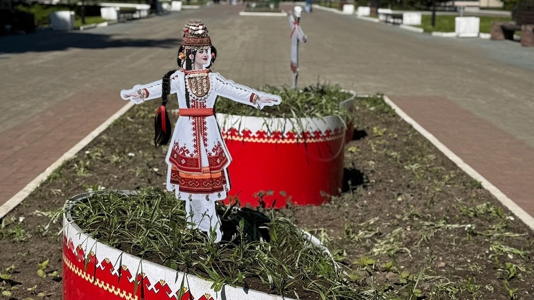 В Центральном парке Йошкар-Олы появилась клумба с национальными символами