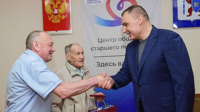 Юрий Зайцев посетил центр общения людей старшего поколения в Горномарийском районе