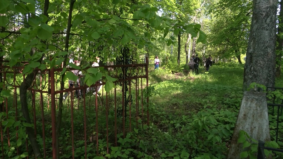 В Марий Эл волонтеры привели в порядок захоронения на старом Семёновском кладбище