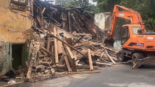 В Йошкар-Оле сносят аварийный дом на улице Якова Эшпая