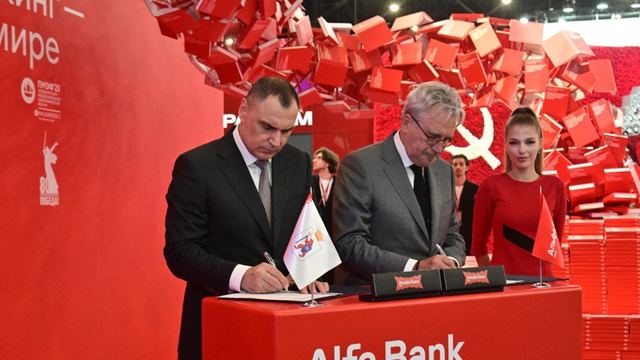 На полях ПМЭФ-2025 глава Марий Эл подписал соглашение о сотрудничестве с «Альфа-Банком»