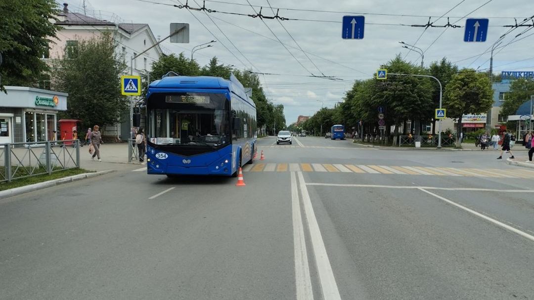 В Йошкар-Оле женщина с коляской попала под колёса троллейбуса