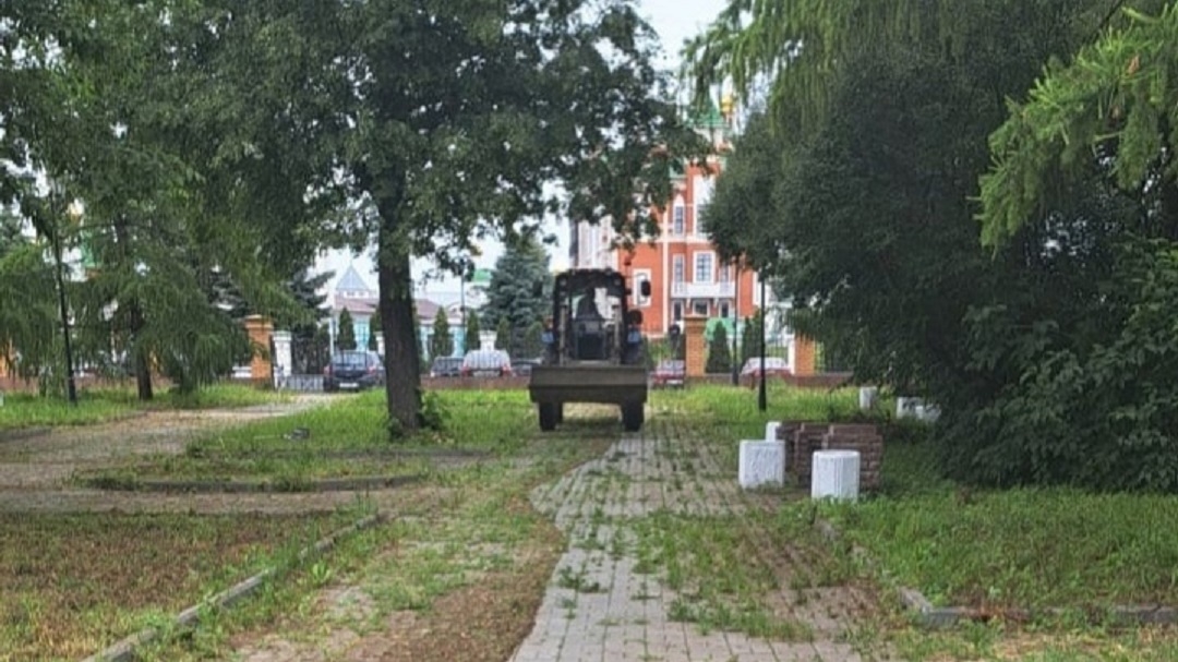 В Йошкар-Оле приводят в порядок сквер около Русского драмтеатра