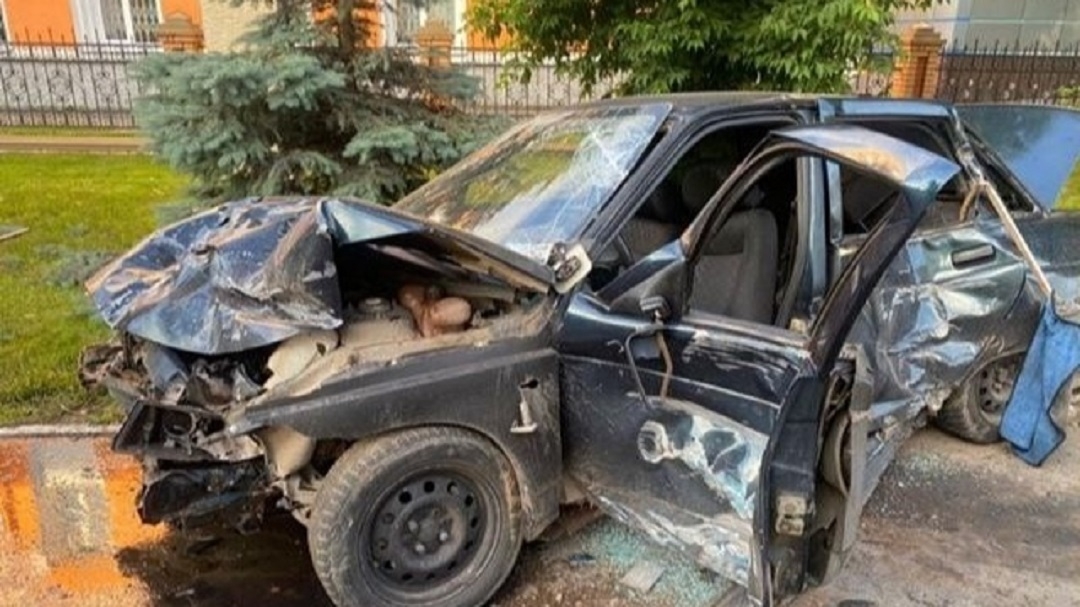 В Йошкар-Оле водитель врезался в ограждение Верховного суда республики