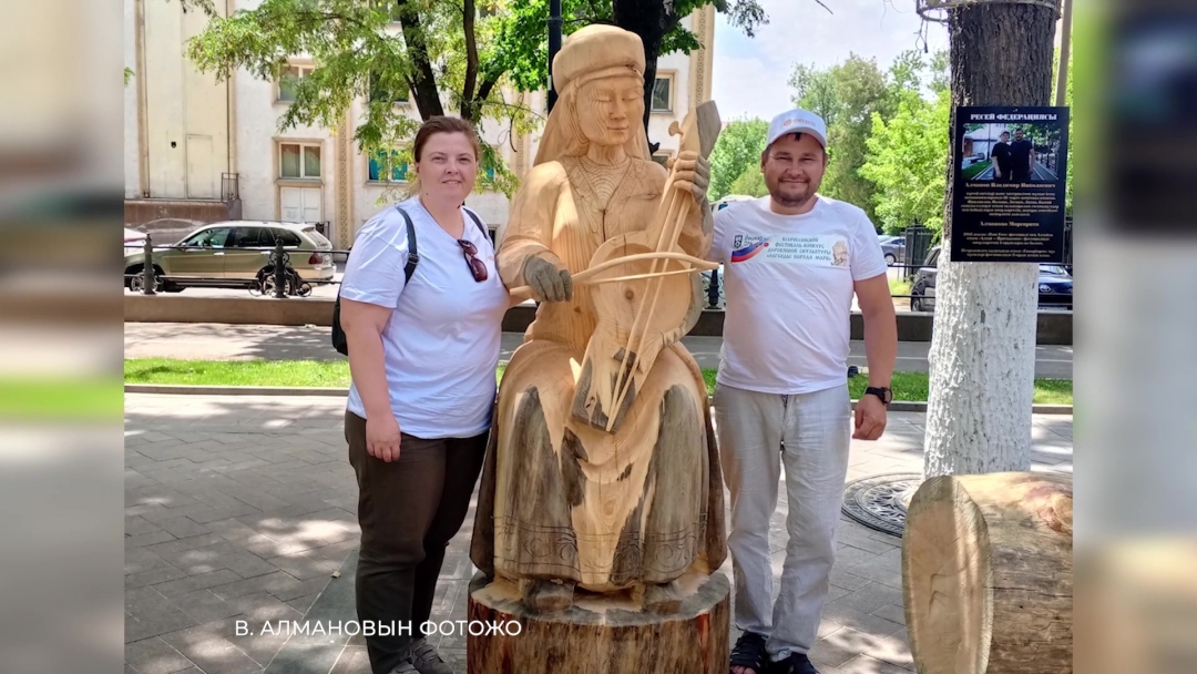 Марий Эл ТВ: Курыкмарий мастар Владимир Алманов Казахстаныште скульптурым ыштен