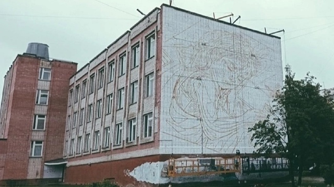 В Йошкар-Оле продолжается работа над граффити на фасаде школы № 29