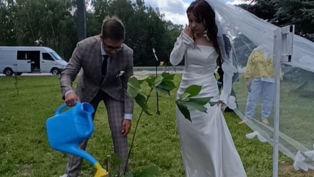 В Йошкар-Оле молодожены «скрепили» свой союз деревом