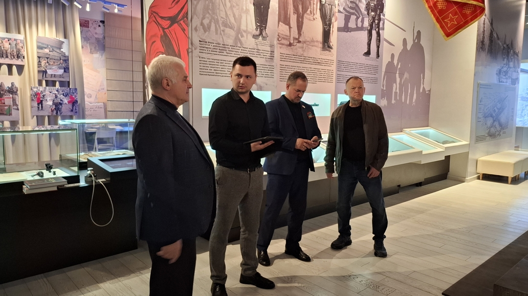Сенатор Сергей Мартынов посетил музейно-патриотический центр «Герои Отечества» в Йошкар-Оле