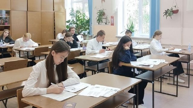 Более 400 школьников Марий Эл улучшили свои результаты в дни пересдачи ЕГЭ