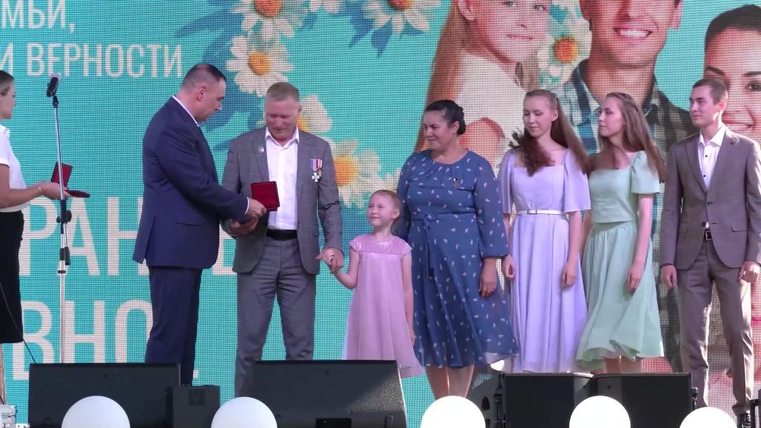 Глава региона Юрий Зайцев вручил медаль ордена «Родительская слава» чете Александровых