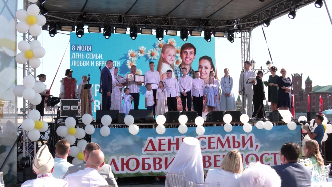 Марий Эл ТВ: Еш, йӧратымаш да ваш ӱшанле улмо кечын республикысе еш-влакым саламленыт