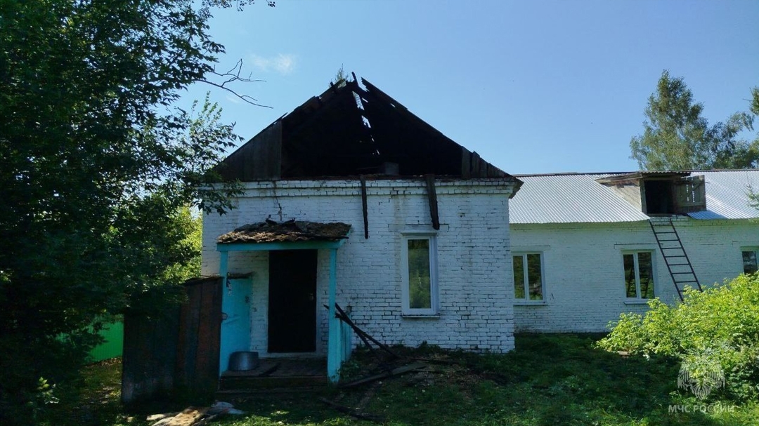 В Марий Эл тушили пожар в деревенской школе