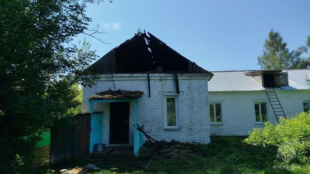 В Марий Эл тушили пожар в деревенской школе