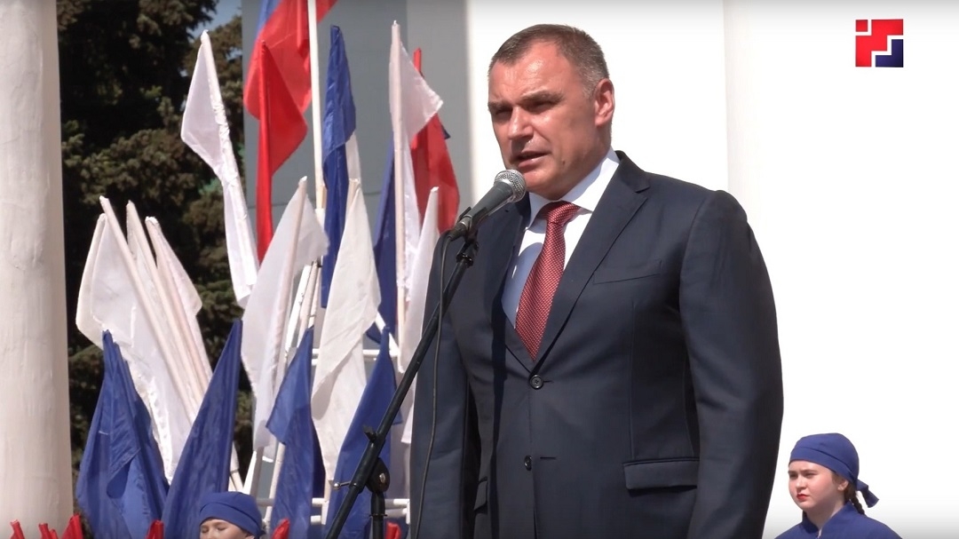 Глава Республики Марий Эл вручит паспорта в День Государственного флага России