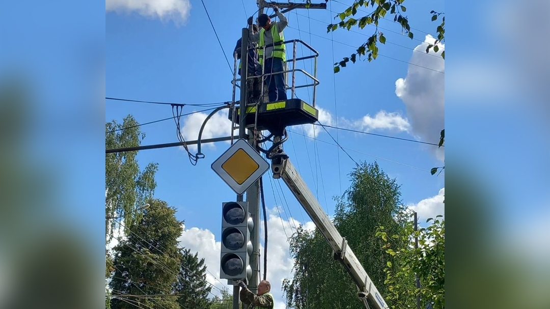 В Йошкар-Оле устанавливают новый светофор для скорой помощи