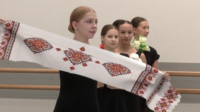 Йошкар-Оласе «Лира» йоча сымыктыш школ пеленсе «Узоры» йоча образцовый ансамбль «Золотая площадь» тӱнямбал фестивальыш ушна