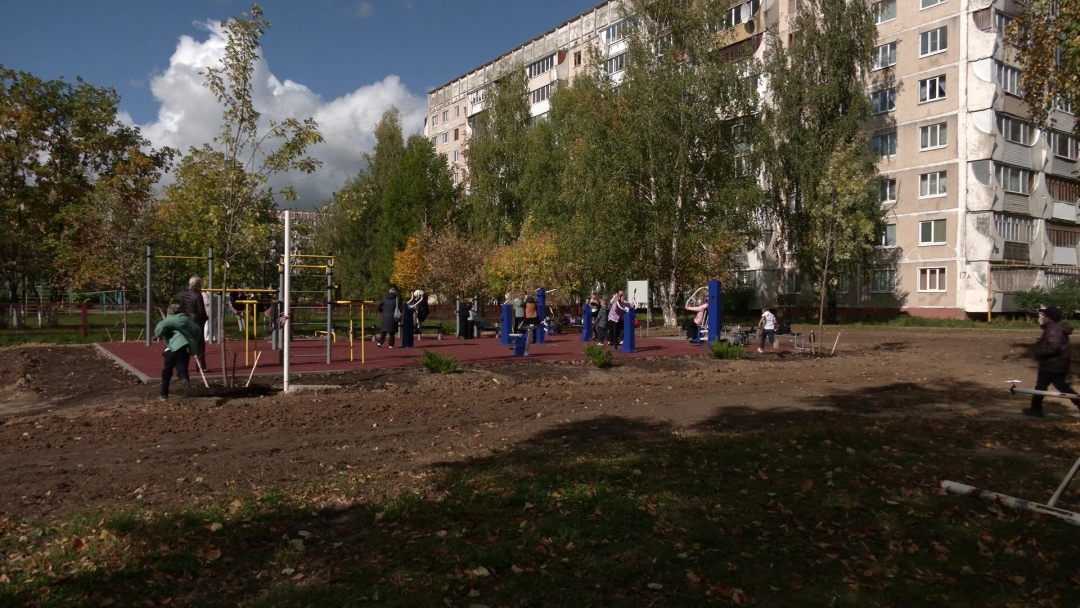 Во дворах на улице Петрова в Йошкар-Оле появились две новые площадки