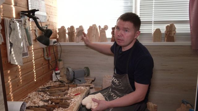 Йошкар-Олаште илыше Павел Анисимов аралтыш курчак-влакым мастарын пӱчкеда