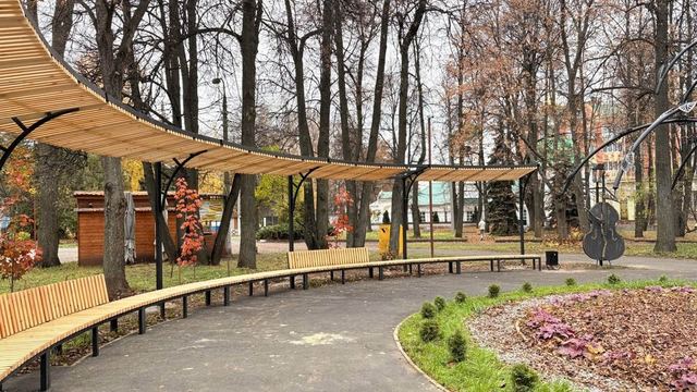 В Центральном парке устанавливают навес над лавочками у «Музыкальной клумбы»