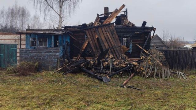 В Советском районе из-за непотушенной сигареты сгорел частный дом