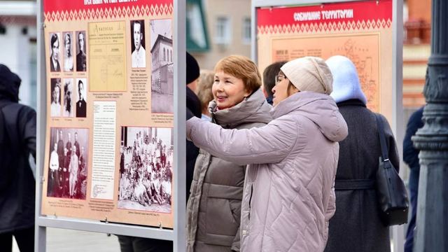 К 105-летию Марий Эл: на площади Йошкар-Олы открылась выставка об истории становления республики