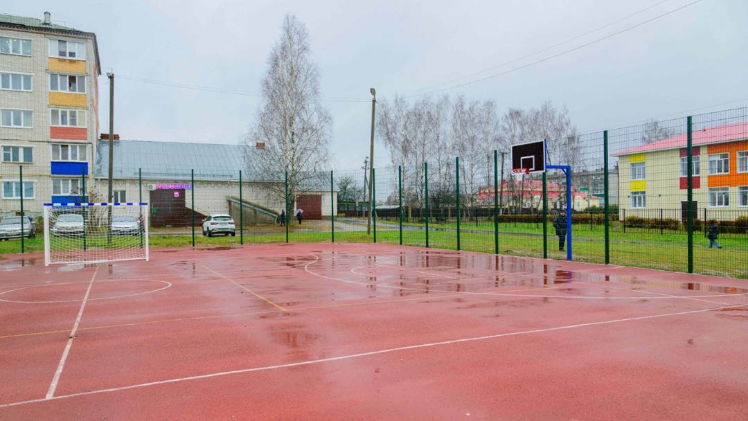 В посёлке Советский открыли новую универсальную спортивную площадку