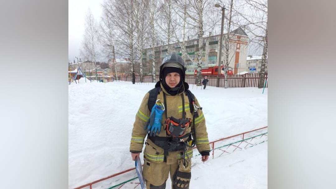 Огнеборец всегда в строю: пожарный спас дома соседей в Ронге