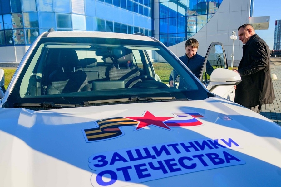 Юрий Зайцев СВО-н ветеранже Николай Глуховлан кид дене виктарыме автомашинам пайремлын кучыктен