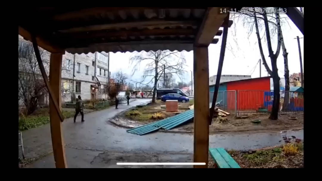 Марий Эл СК проверяет обстоятельства падения стройматериалов с крыши жилого дома