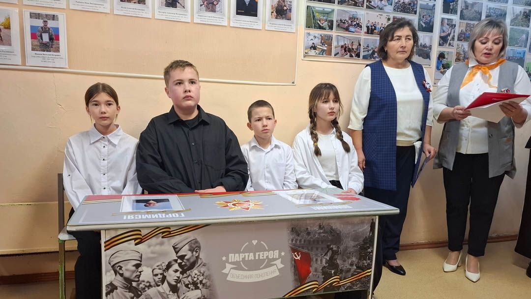 В Кузнецовской школе открыли «Парту Героя» в честь выпускников — участников СВО