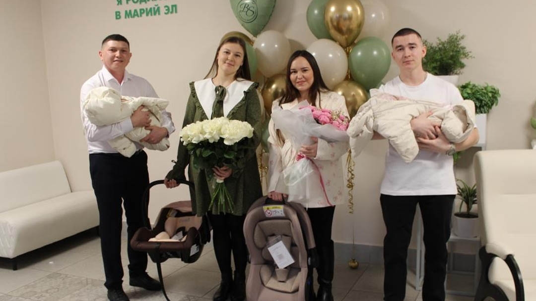 В Йошкар-Оле молодые родители получили автолюльки при выписке из Перинатального центра