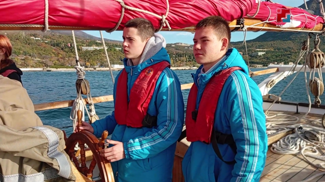 Юные матросы из Марий Эл ходят под парусами у побережья Крыма