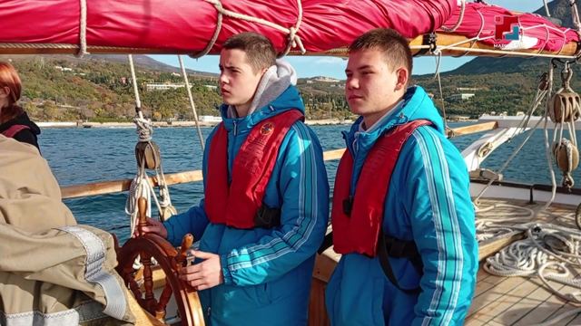 Юные матросы из Марий Эл ходят под парусами у побережья Крыма