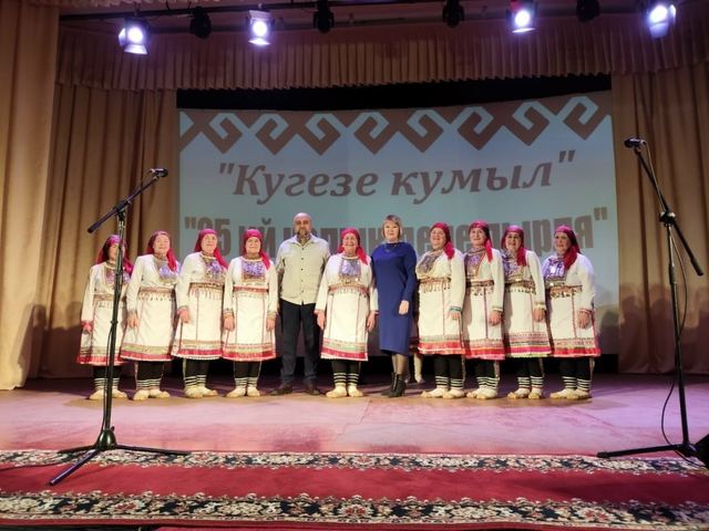 Советский районысо «Кугезе кумыл» фольклор ансмабьлан калык лӱмым пуэныт