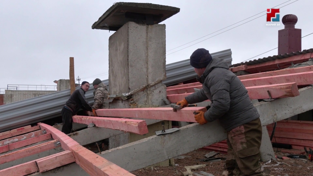 В посёлке Медведево в доме №7 по улице Шумелёва капитально ремонтируют крышу