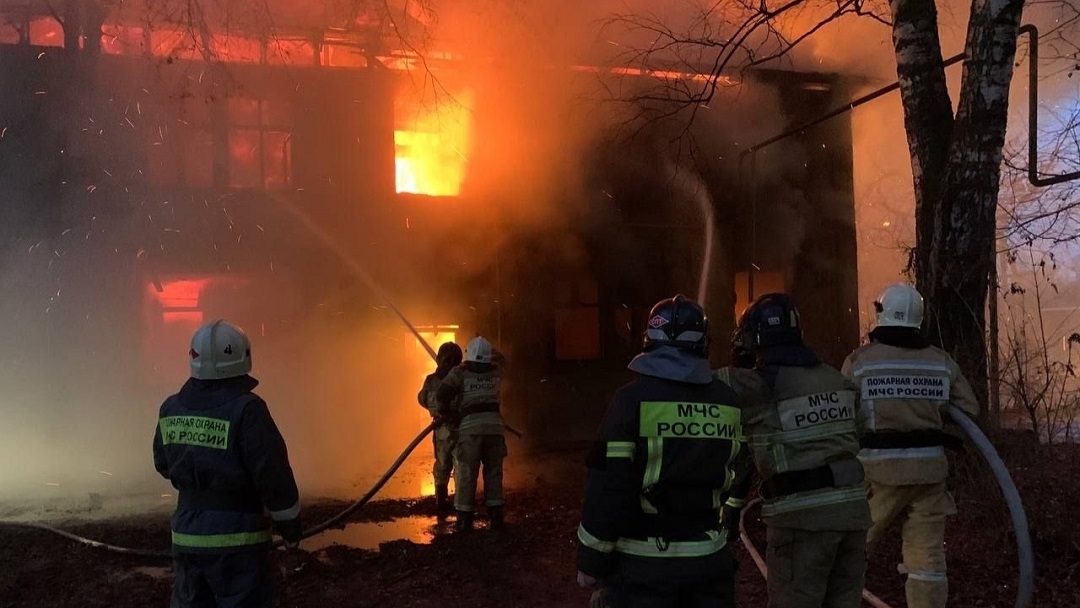 В Йошкар-Оле пожарные шесть часов боролись с огнём