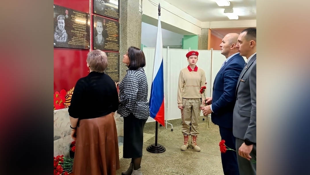 В лицее №28 Йошкар-Олы открыли мемориальную доску выпускнику, герою СВО Владимиру Смирнову