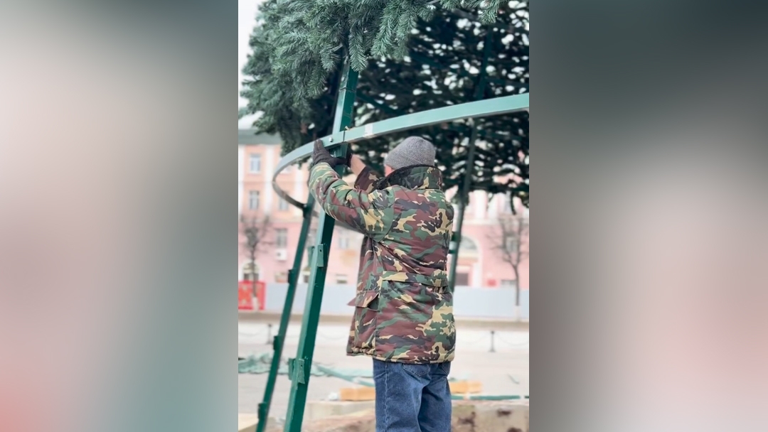 В Йошкар-Оле идет установка главной новогодней елки на площади Ленина