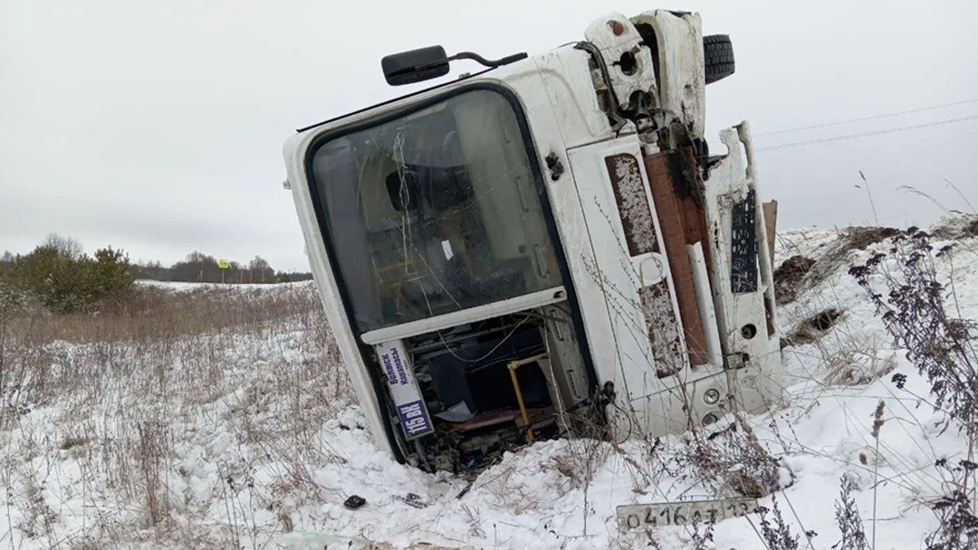 В Волжском районе автобус выехал на встречную полосу и столкнулся с автомобилем