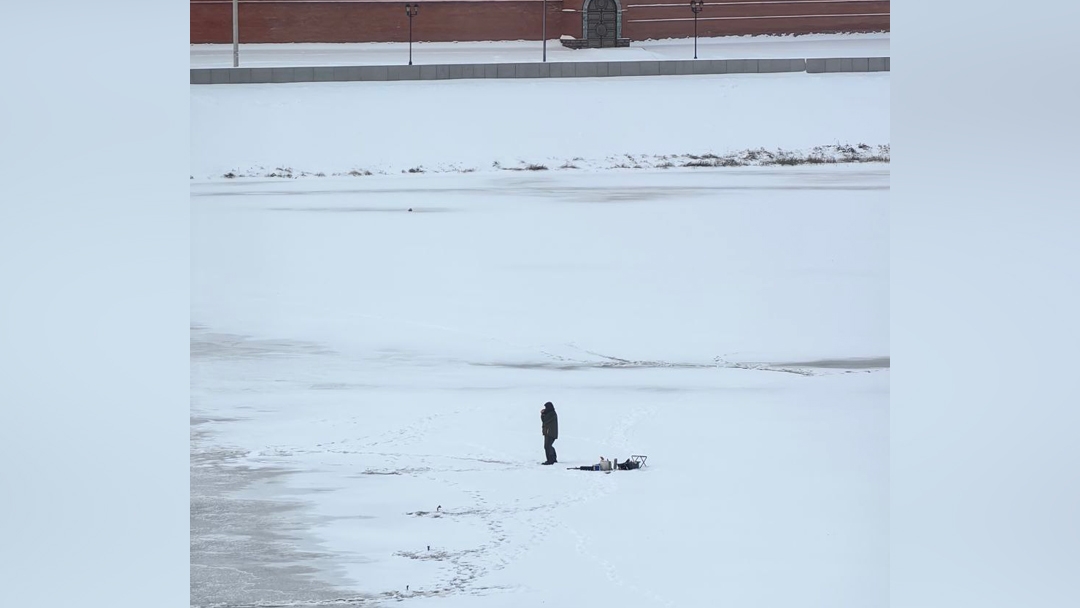 В Йошкар-Оле выходят на опасный лед, игнорируя предупреждения спасателей