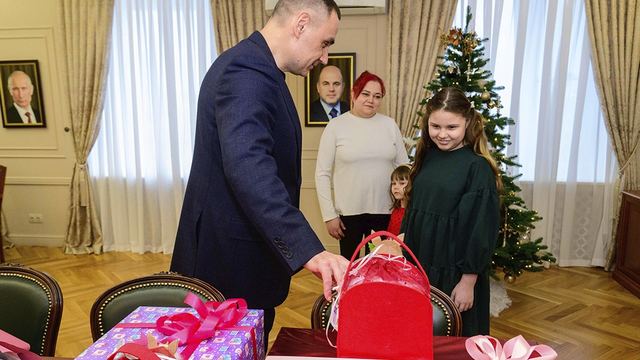 Глава Марий Эл исполнил новогоднюю мечту воспитанницы школы-интерната