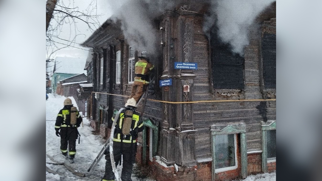 Пожарные МЧС России спасли мужчину из горящей квартиры в Козьмодемьянске