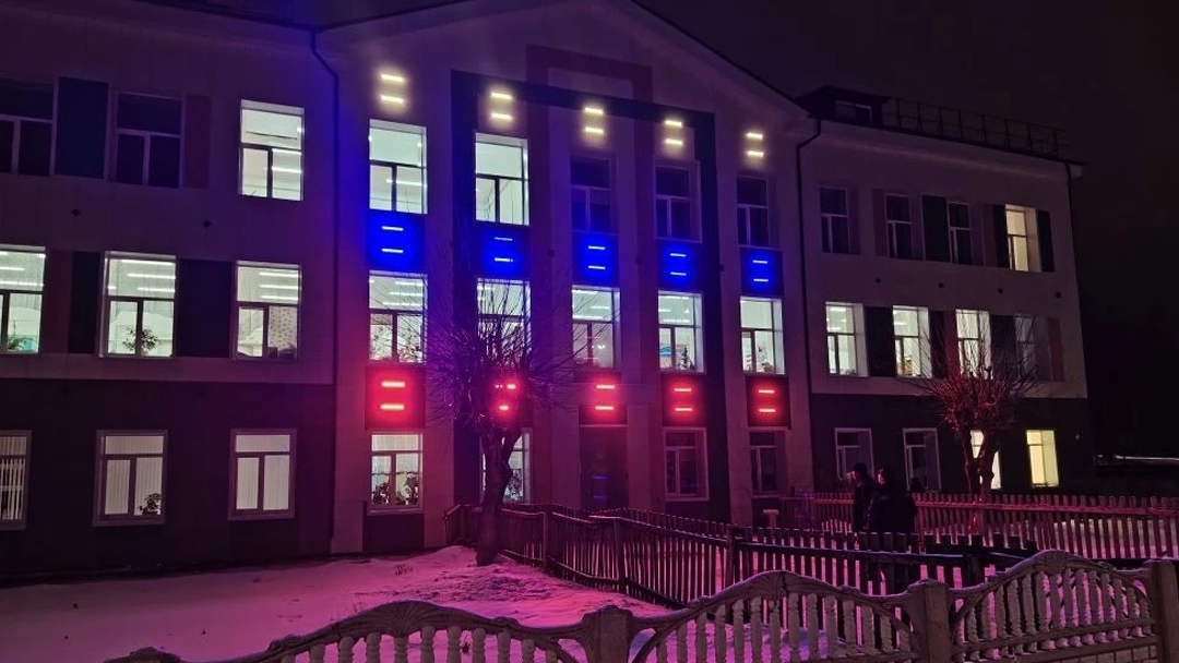 Звениговская школа №1 засияла в цветах российского флага