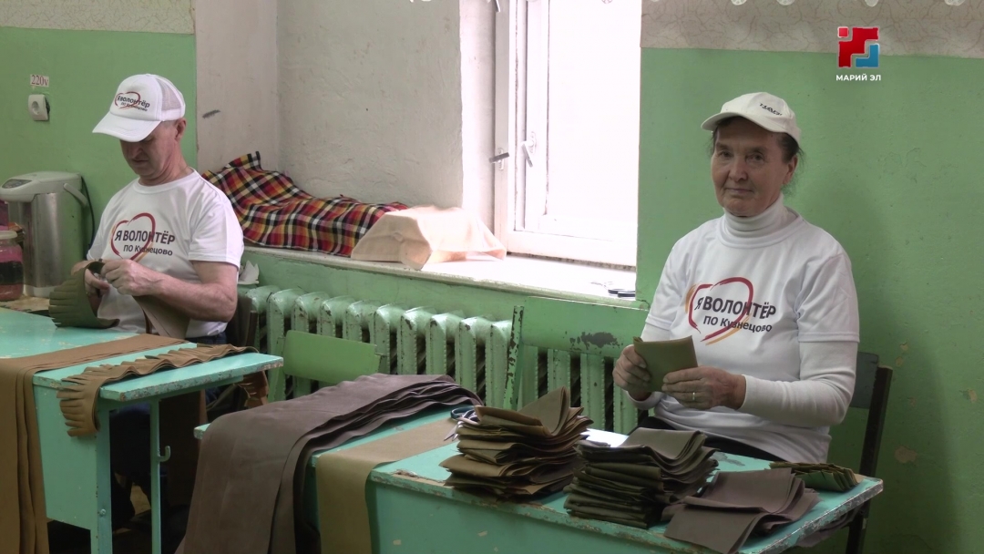 Жители села Кузнецово плетут маскировочные сети и накидки для бойцов СВО