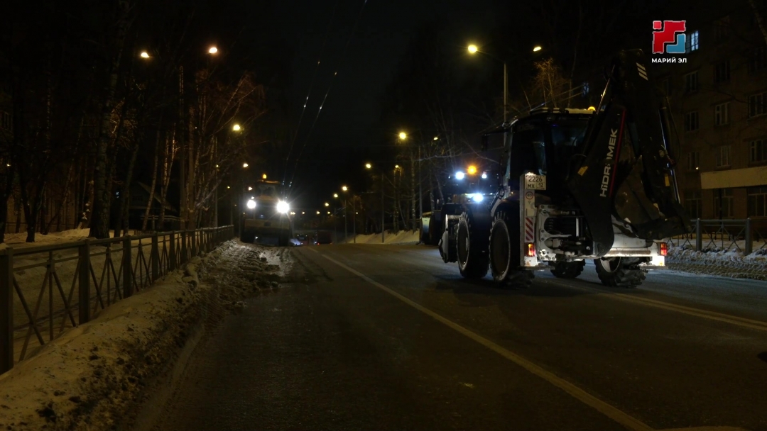 В Йошкар-Оле коммунальщики переключились на круглосуточную борьбу со снегом